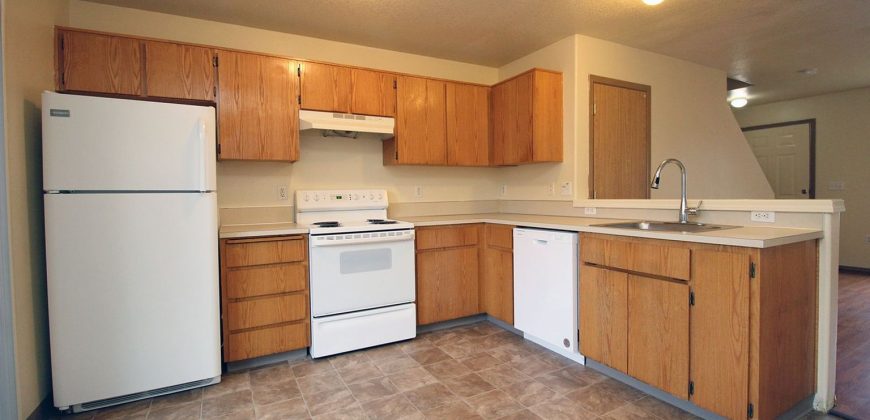 11 units in SE Portland – Spacious townhome-style floorplans, 2003 construction