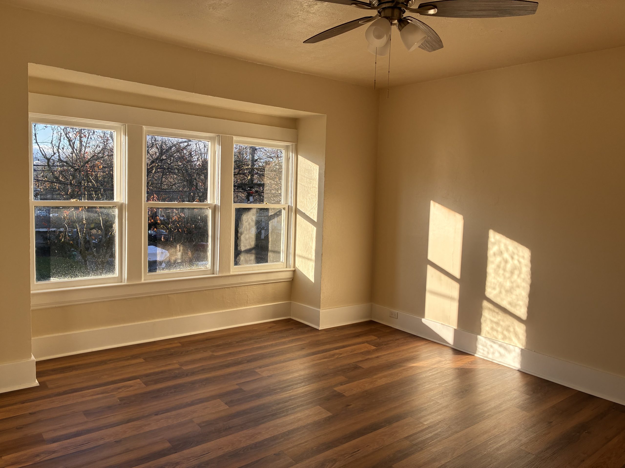 8 units, Premier inner SE Portland location – Medea Apartments