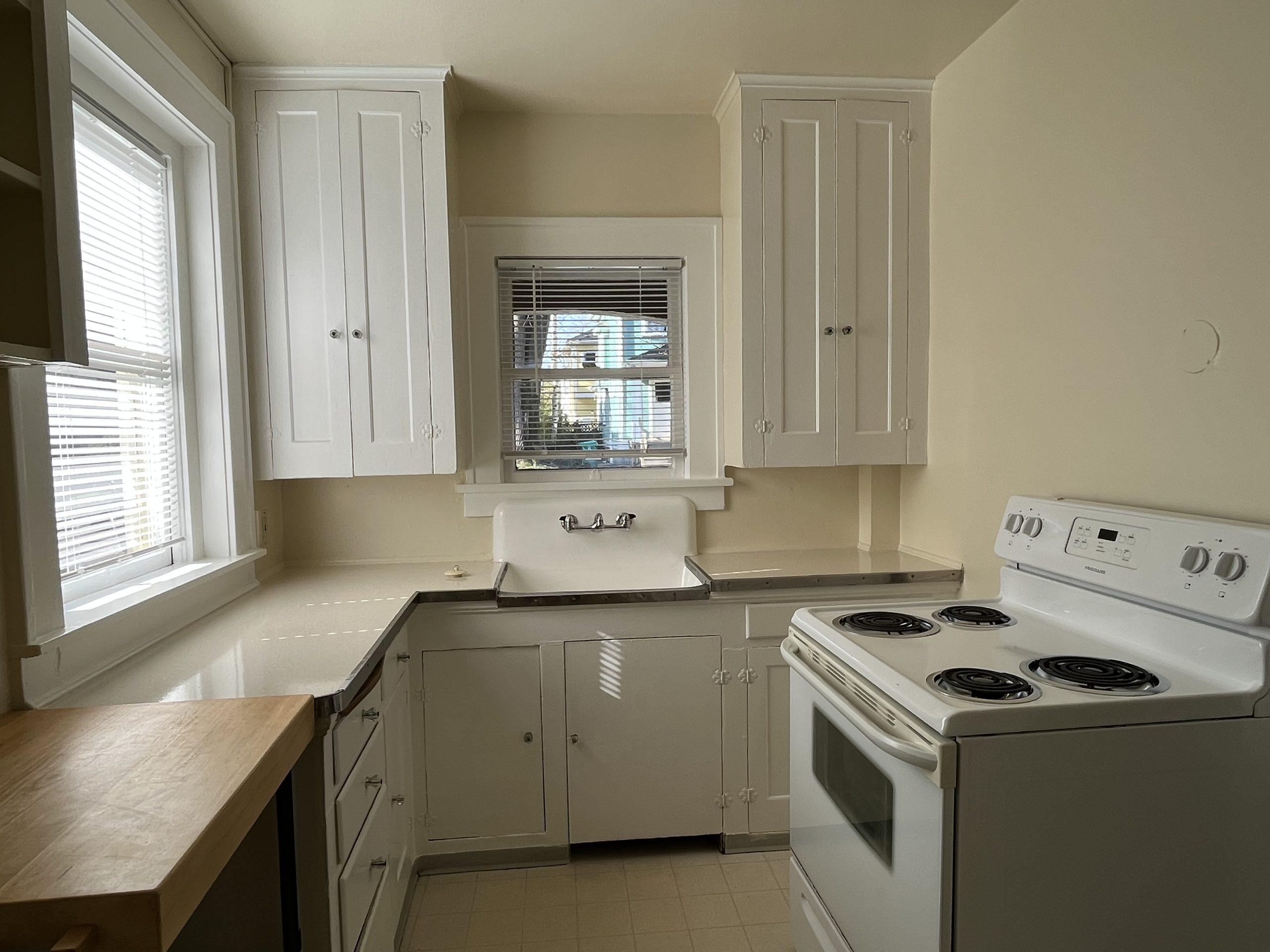 8 units, Premier inner SE Portland location – Medea Apartments